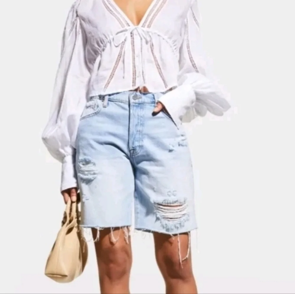 Frame Le Slouch Bermuda Distressed Shorts size 27 light wash
